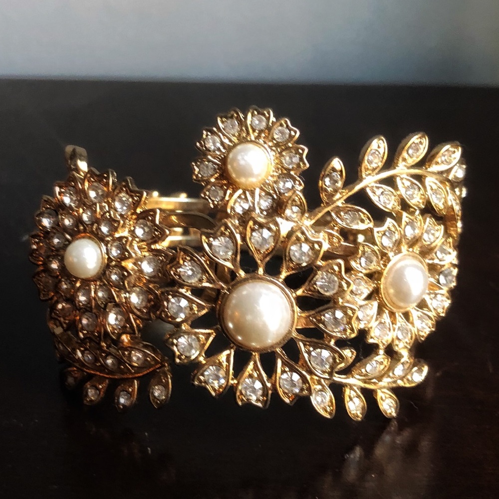 Costume jewelry bracelet